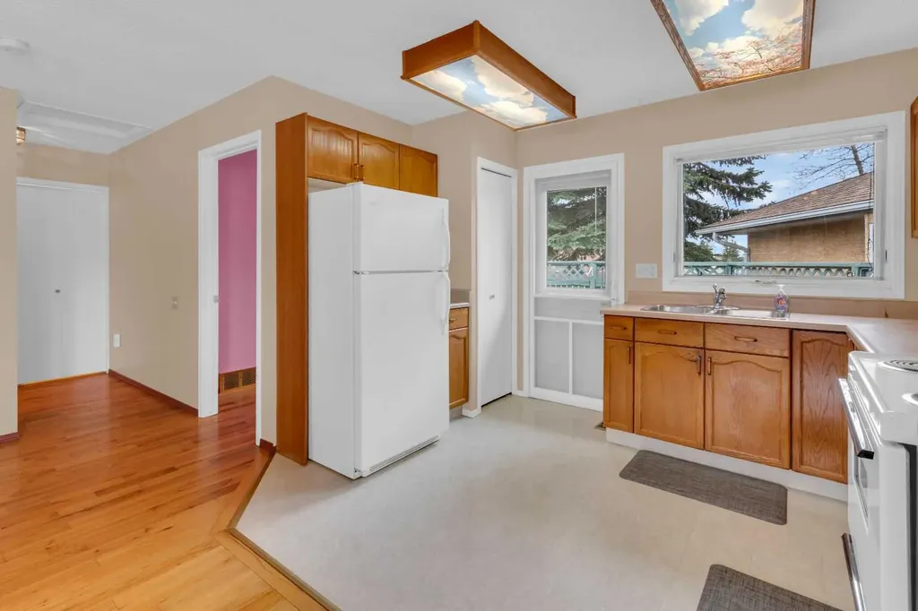 2831 Dovely Park SE Calgary AB T2B 3G3