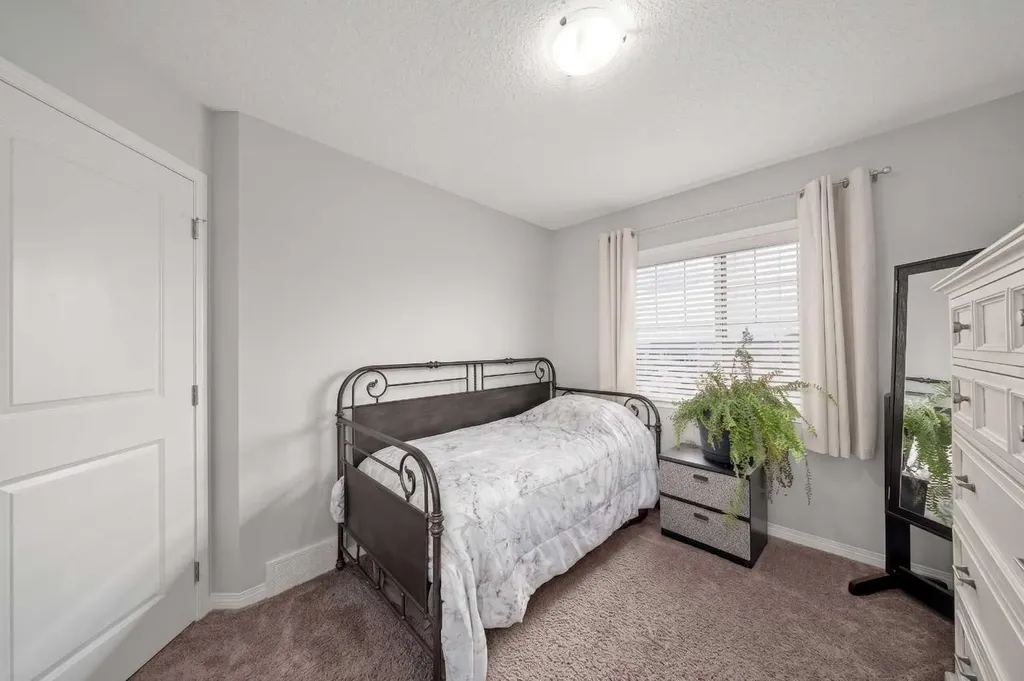 39 Heritage Boulevard Cochrane AB T4C 2M1
