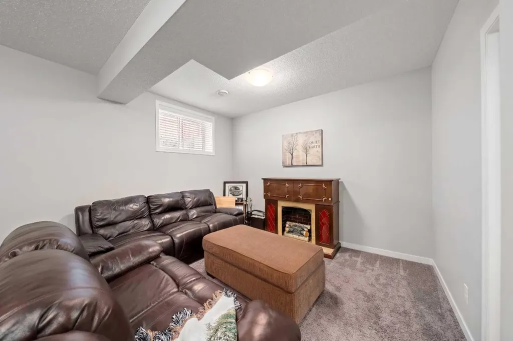 39 Heritage Boulevard Cochrane AB T4C 2M1