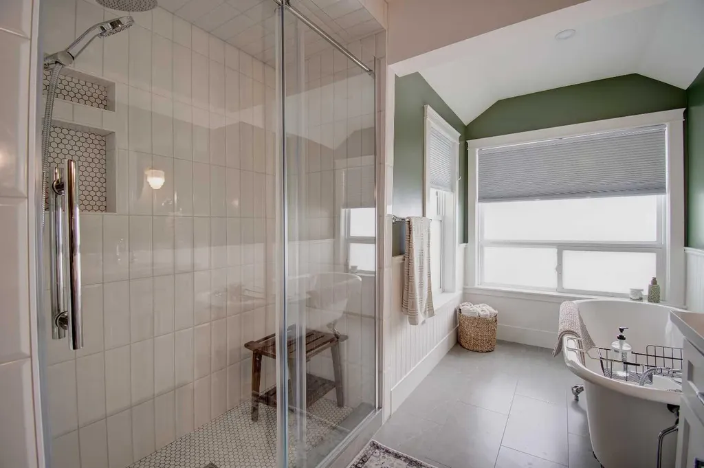 616 9 Avenue NE Calgary AB T2E 0W3