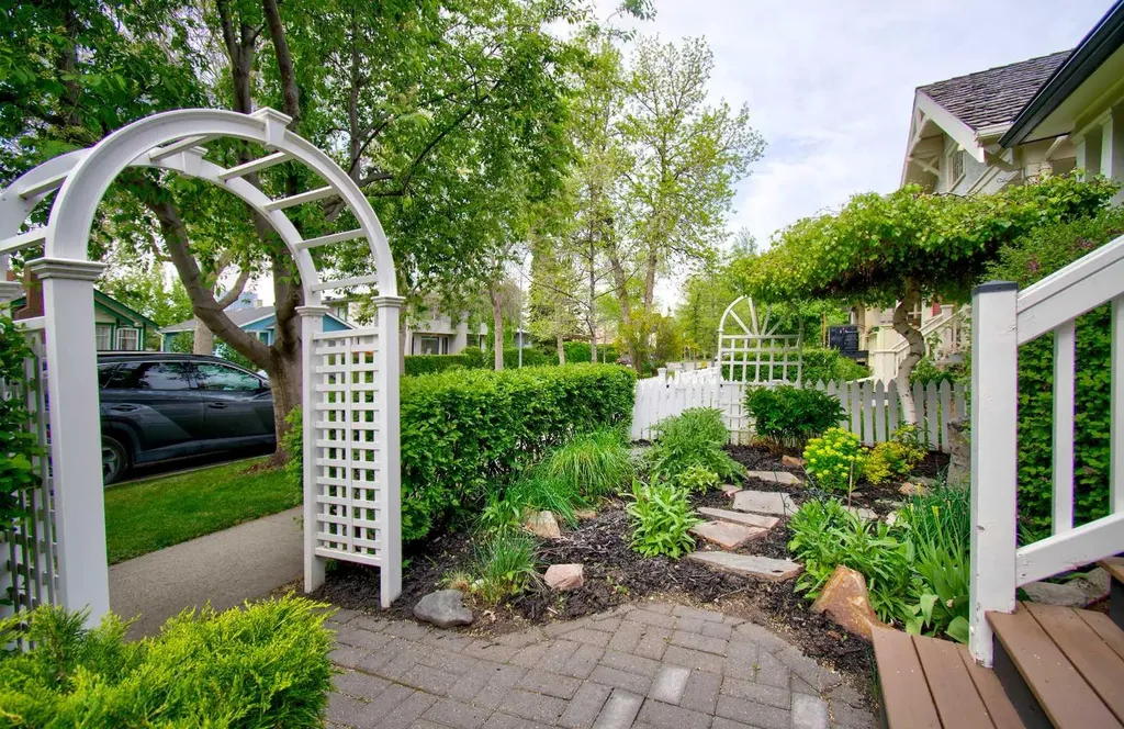 616 9 Avenue NE Calgary AB T2E 0W3