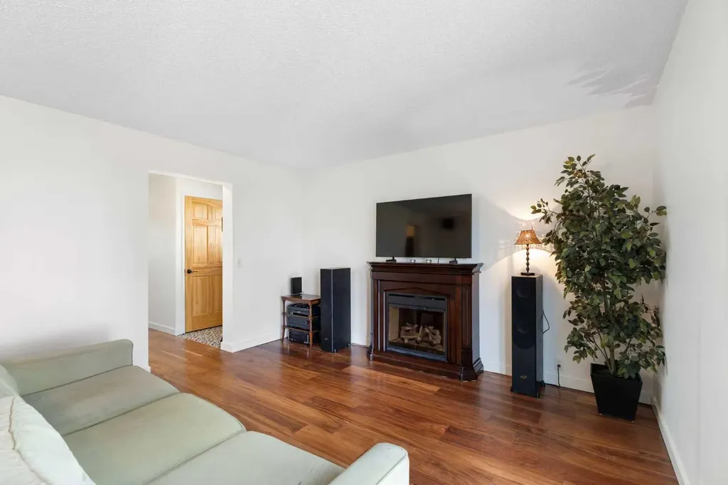 84 Abingdon Crescent NE Calgary AB T2A 6S3