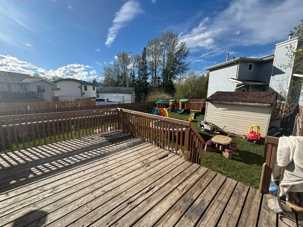 16 Wood Drive Whitecourt AB T7S 1R1