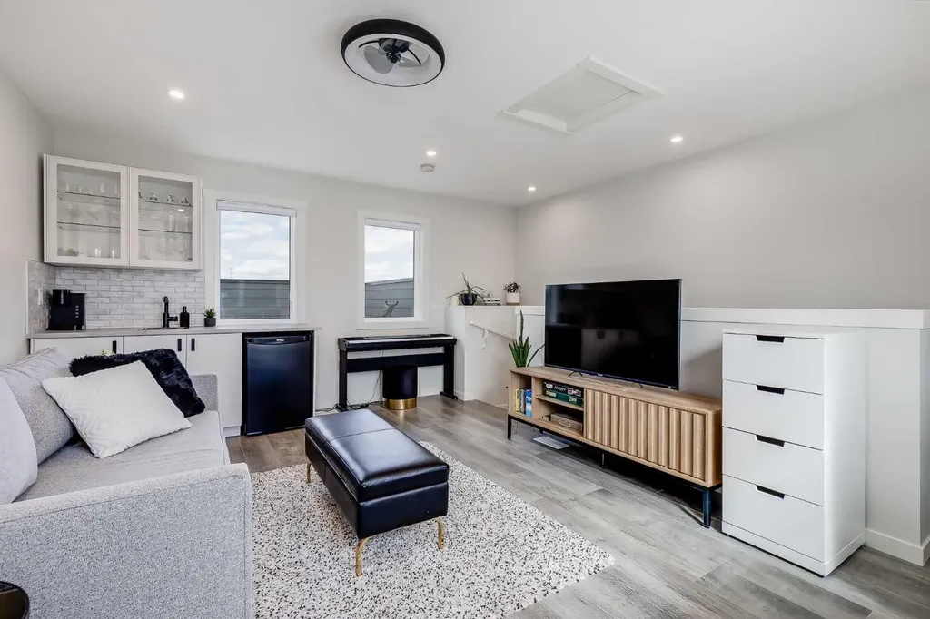 260 Rowley Way NW Calgary AB T3L 0H5