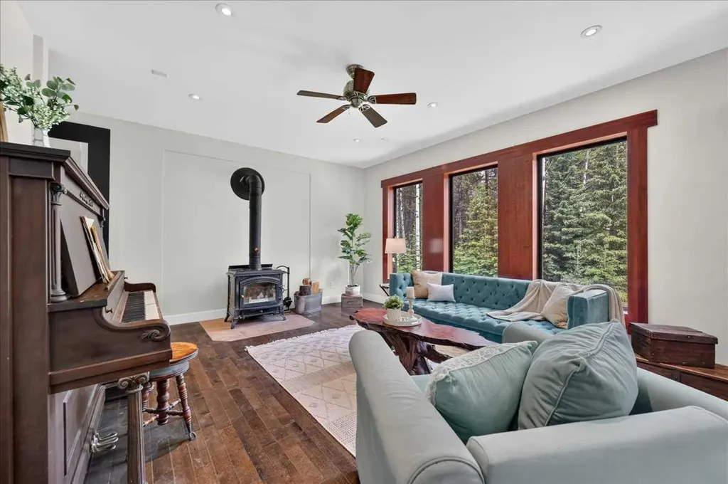 23 Highlands Boulevard Bragg Creek AB T0L 0K0