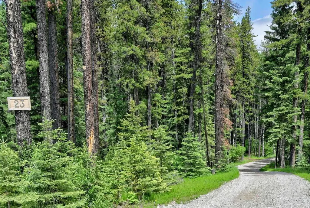 23 Highlands Boulevard Bragg Creek AB T0L 0K0