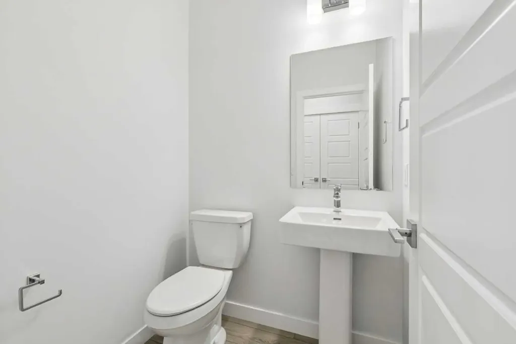 458 Hotchkiss Manor SE Calgary AB T3S0J9