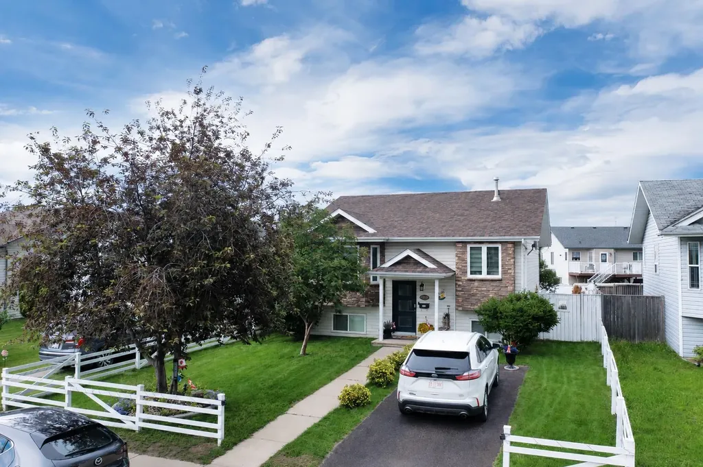 17 Keast Way Red Deer AB T4P 3Z3