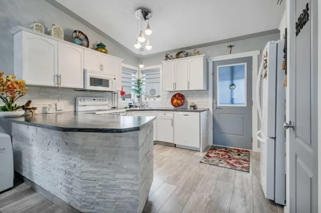 17 Keast Way Red Deer AB T4P 3Z3