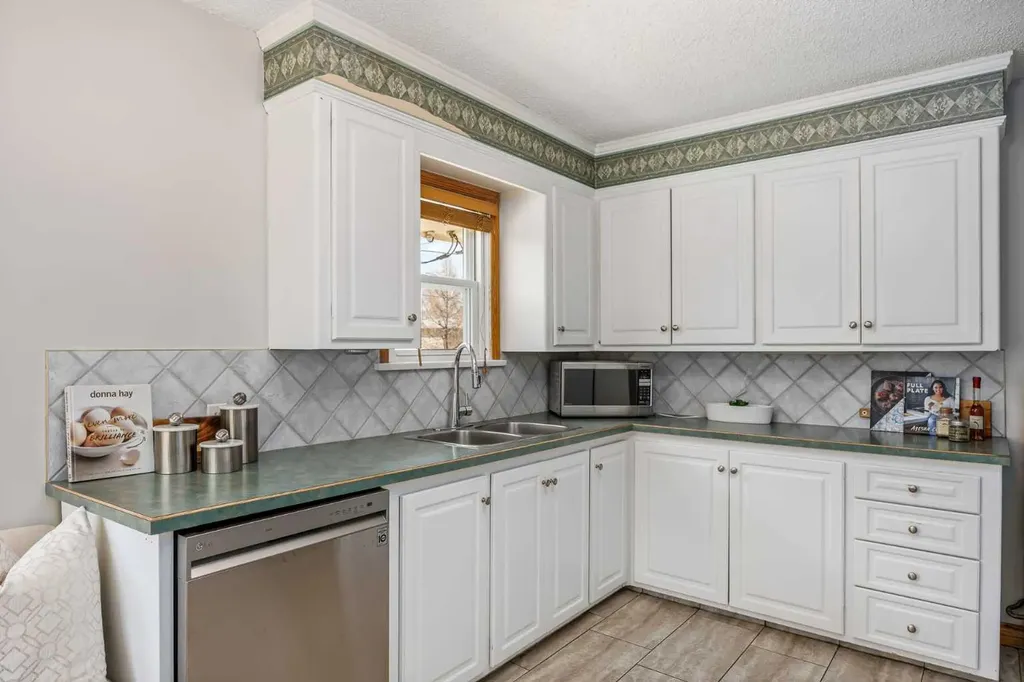 3003 25 Street SW Calgary AB T3E 1Y2