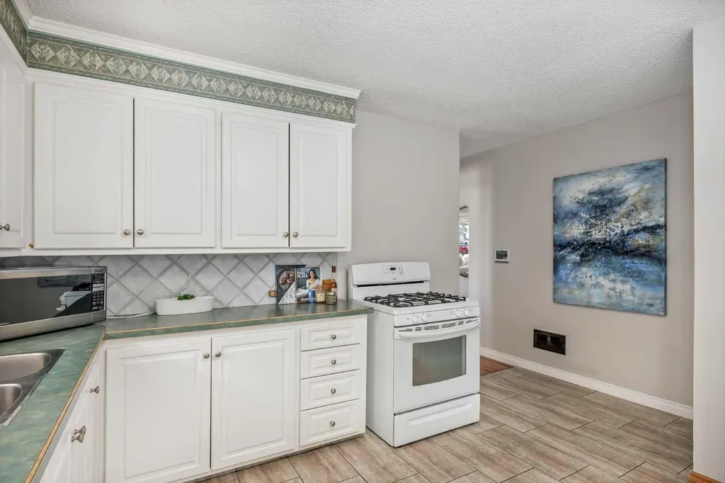 3003 25 Street SW Calgary AB T3E 1Y2