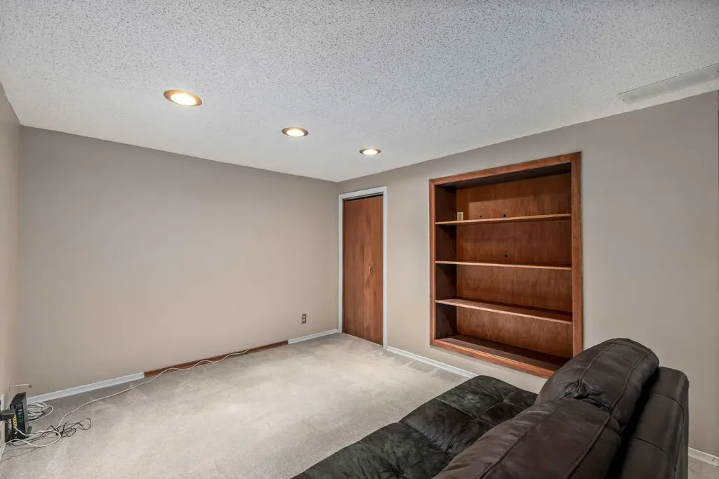 3003 25 Street SW Calgary AB T3E 1Y2