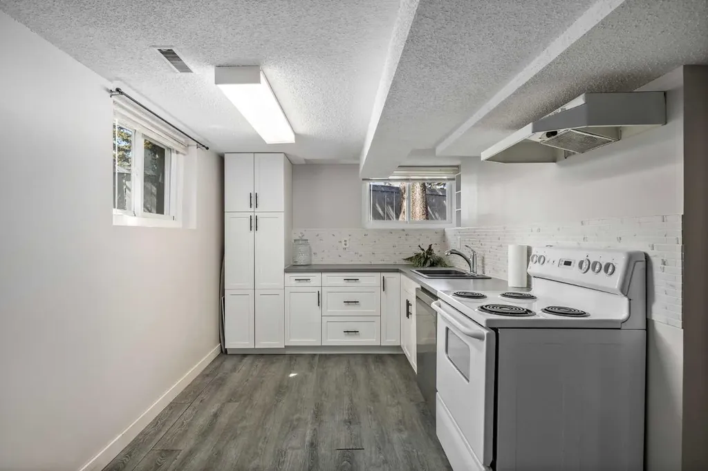 3003 25 Street SW Calgary AB T3E 1Y2