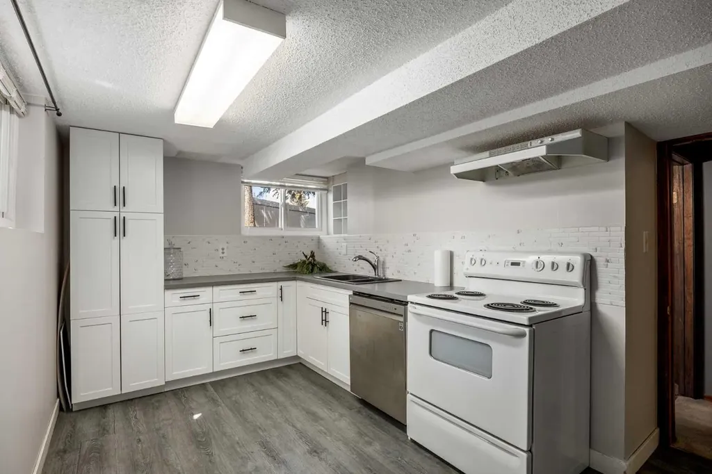 3003 25 Street SW Calgary AB T3E 1Y2