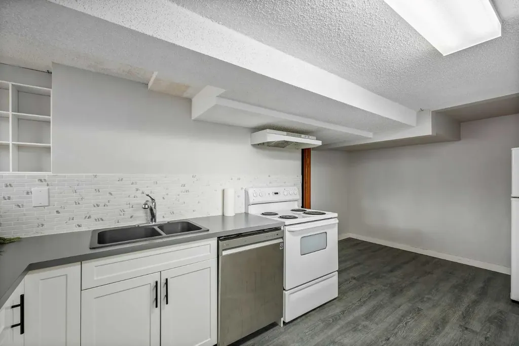 3003 25 Street SW Calgary AB T3E 1Y2