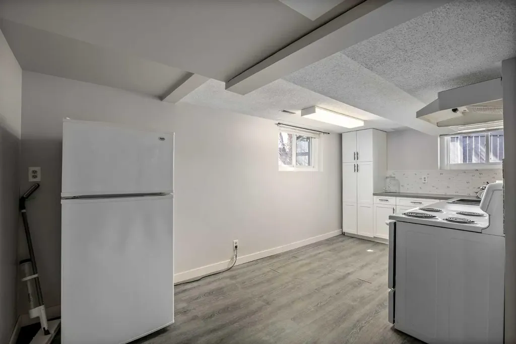 3003 25 Street SW Calgary AB T3E 1Y2