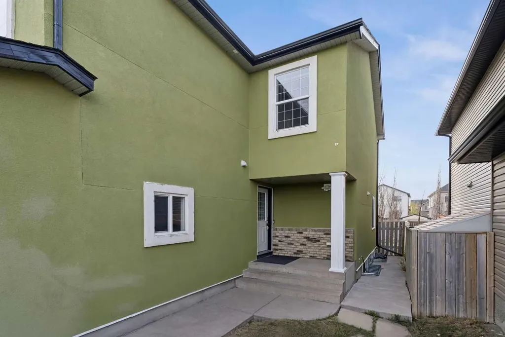35 Saddletree Drive NE Calgary AB T3J 5C7