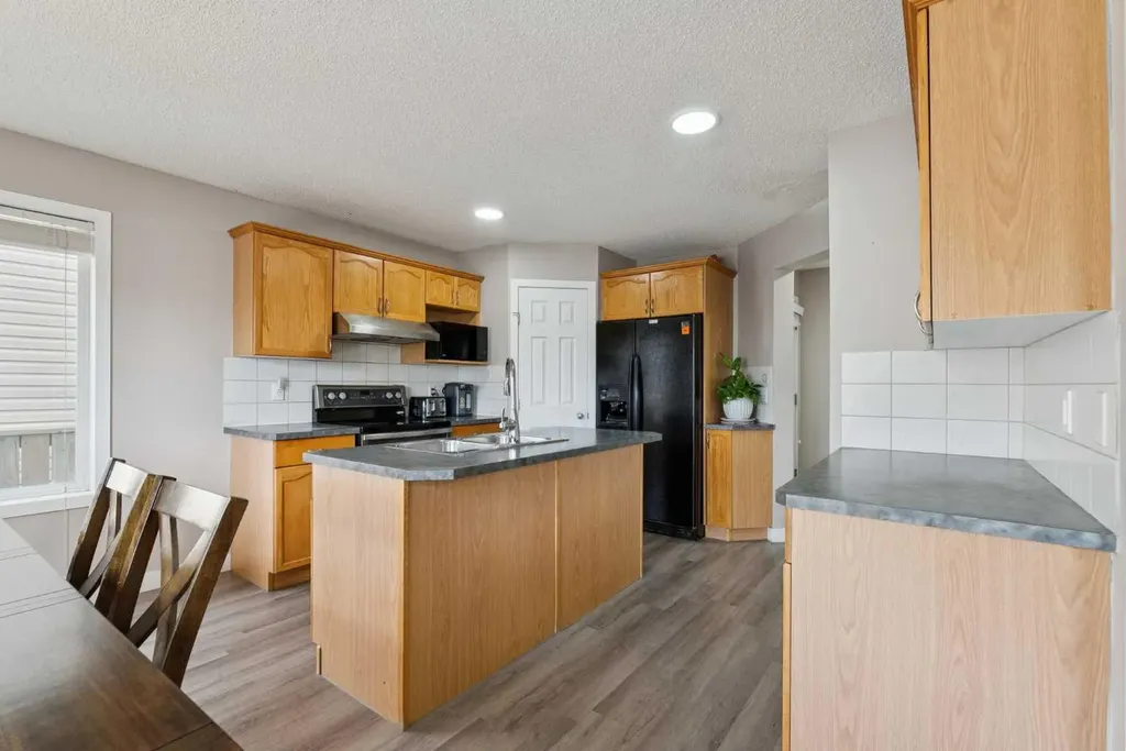 35 Saddletree Drive NE Calgary AB T3J 5C7