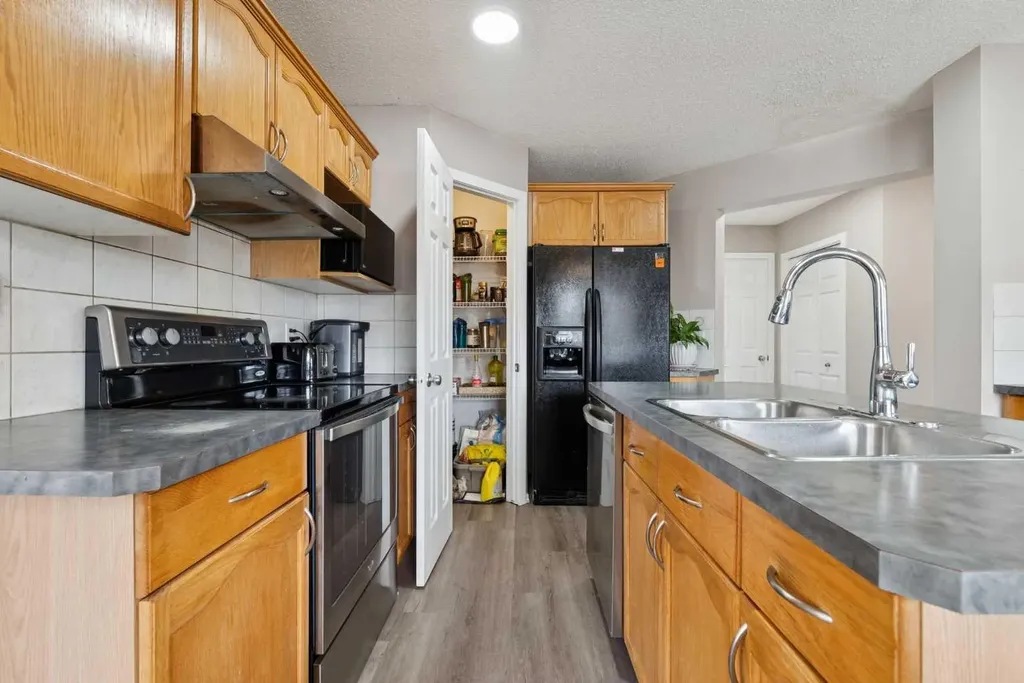 35 Saddletree Drive NE Calgary AB T3J 5C7