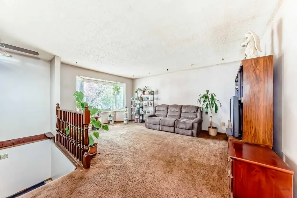 43 Mckenna Way SE Calgary AB T2Z 1X4