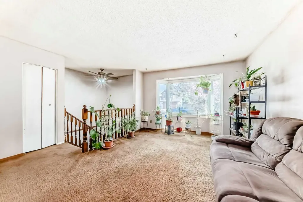 43 Mckenna Way SE Calgary AB T2Z 1X4