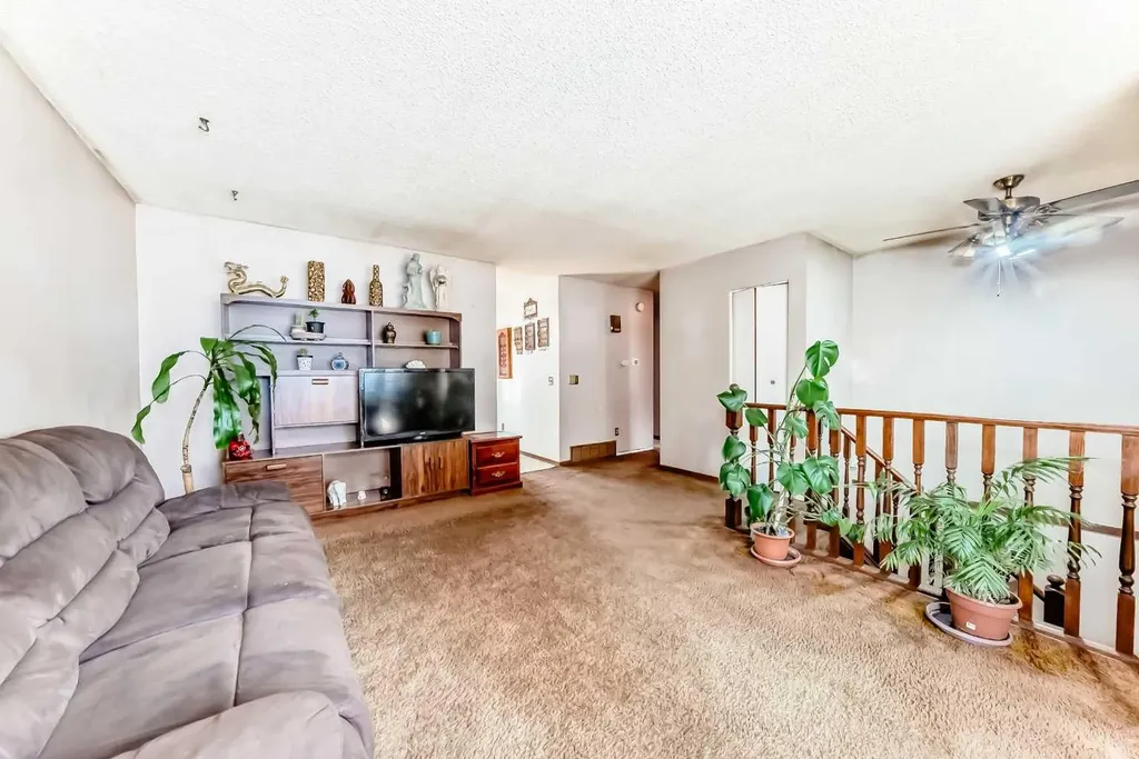 43 Mckenna Way SE Calgary AB T2Z 1X4