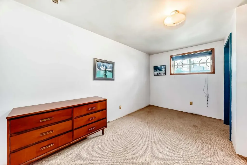 43 Mckenna Way SE Calgary AB T2Z 1X4