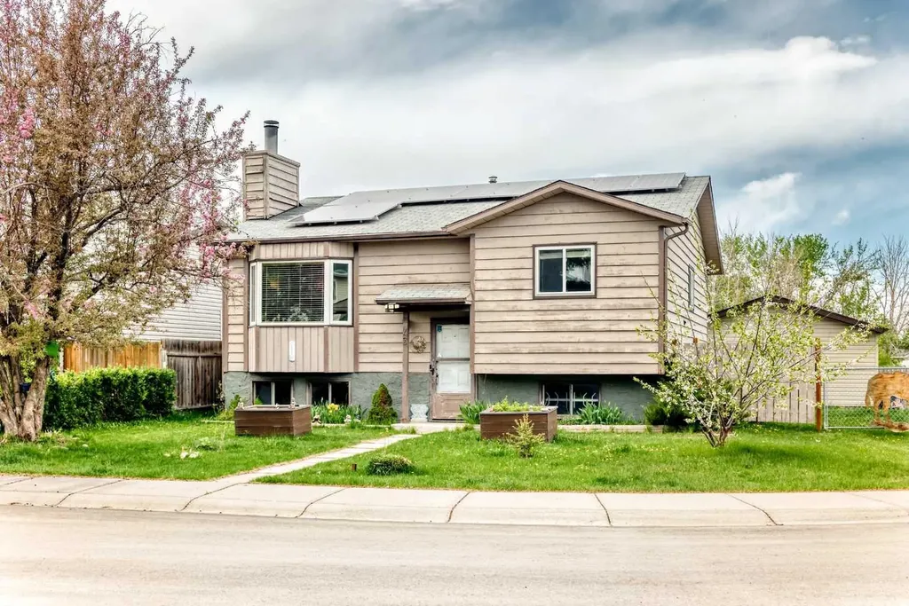 43 Mckenna Way SE Calgary AB T2Z 1X4