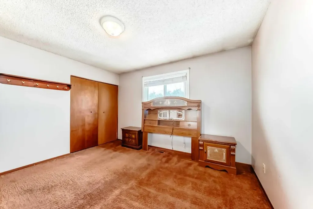 43 Mckenna Way SE Calgary AB T2Z 1X4