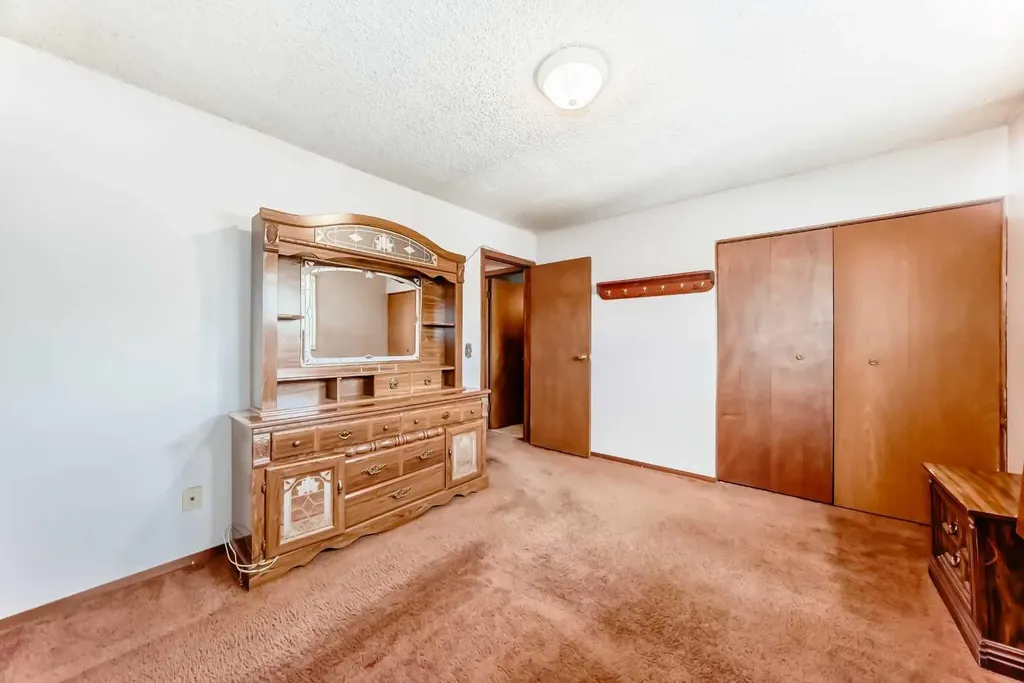 43 Mckenna Way SE Calgary AB T2Z 1X4