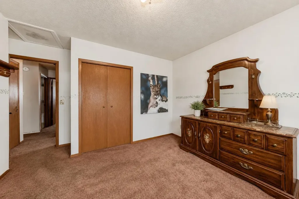 43 Mckenna Way SE Calgary AB T2Z 1X4