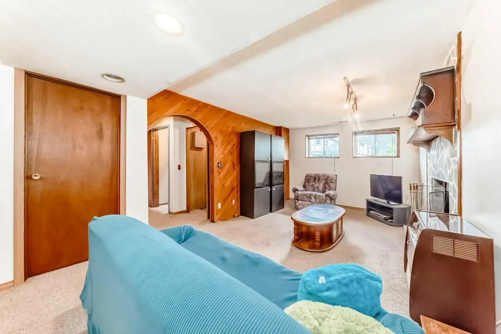 43 Mckenna Way SE Calgary AB T2Z 1X4