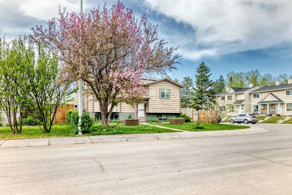 43 Mckenna Way SE Calgary AB T2Z 1X4