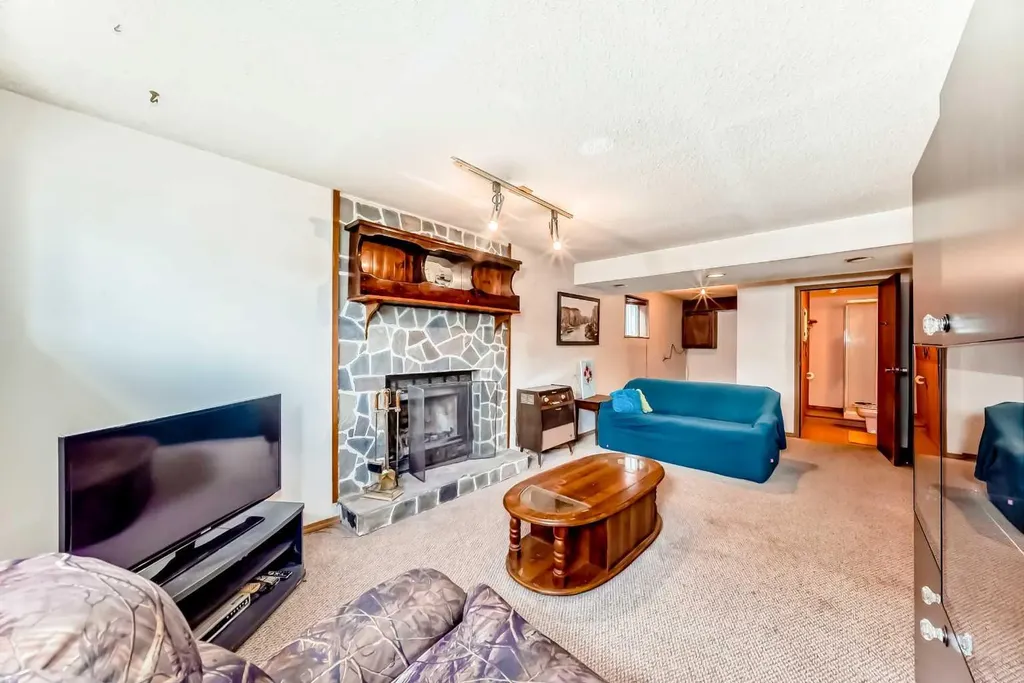 43 Mckenna Way SE Calgary AB T2Z 1X4