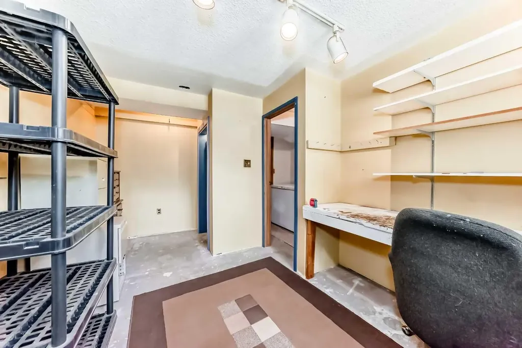 43 Mckenna Way SE Calgary AB T2Z 1X4