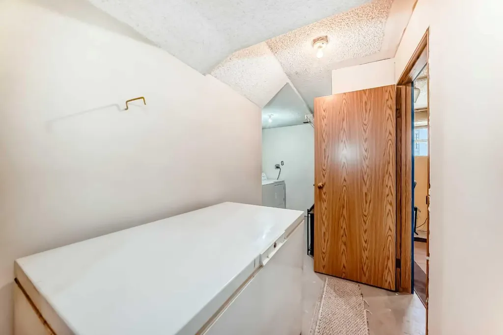 43 Mckenna Way SE Calgary AB T2Z 1X4