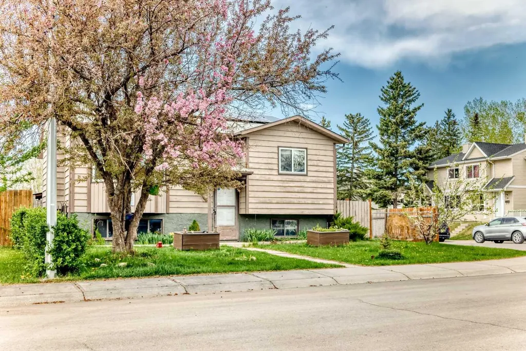 43 Mckenna Way SE Calgary AB T2Z 1X4
