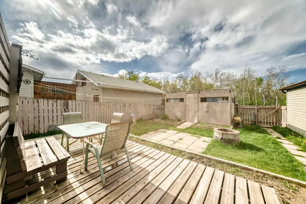 43 Mckenna Way SE Calgary AB T2Z 1X4