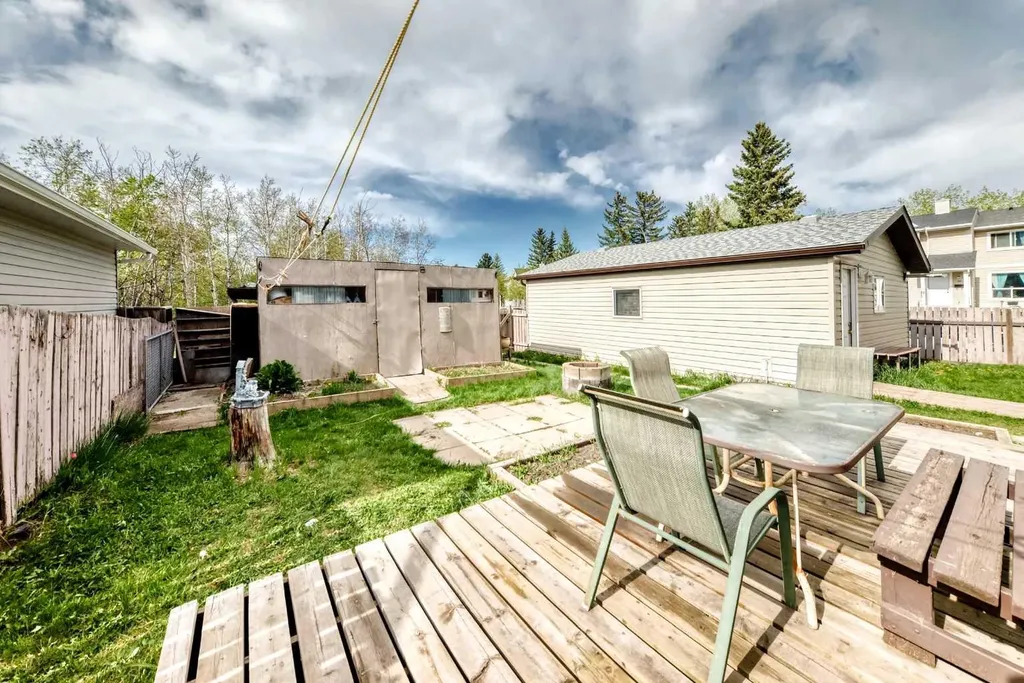43 Mckenna Way SE Calgary AB T2Z 1X4