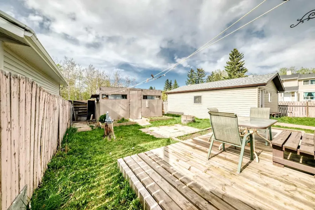 43 Mckenna Way SE Calgary AB T2Z 1X4
