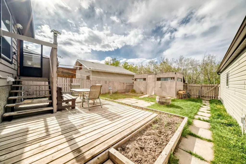 43 Mckenna Way SE Calgary AB T2Z 1X4