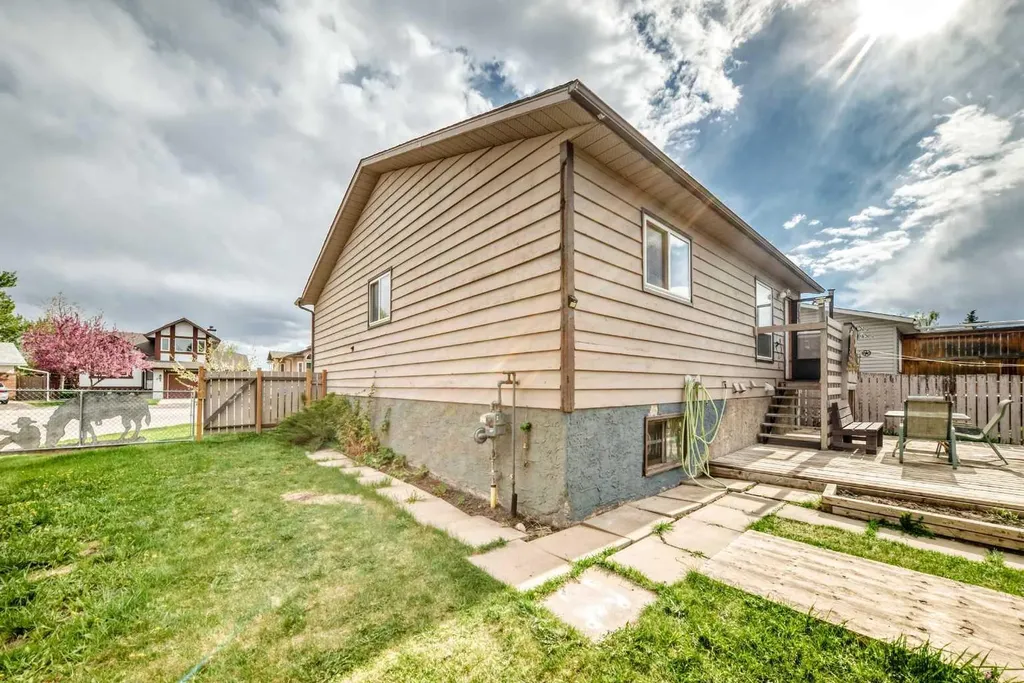 43 Mckenna Way SE Calgary AB T2Z 1X4