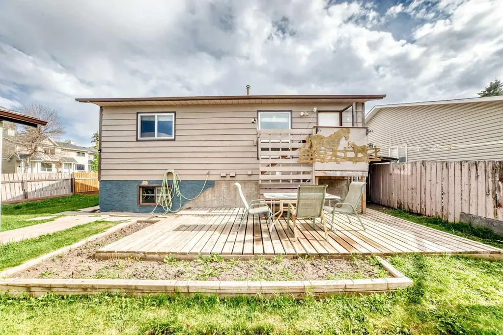 43 Mckenna Way SE Calgary AB T2Z 1X4