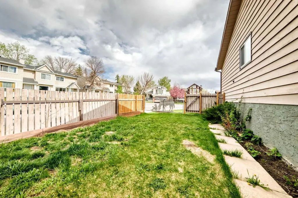 43 Mckenna Way SE Calgary AB T2Z 1X4