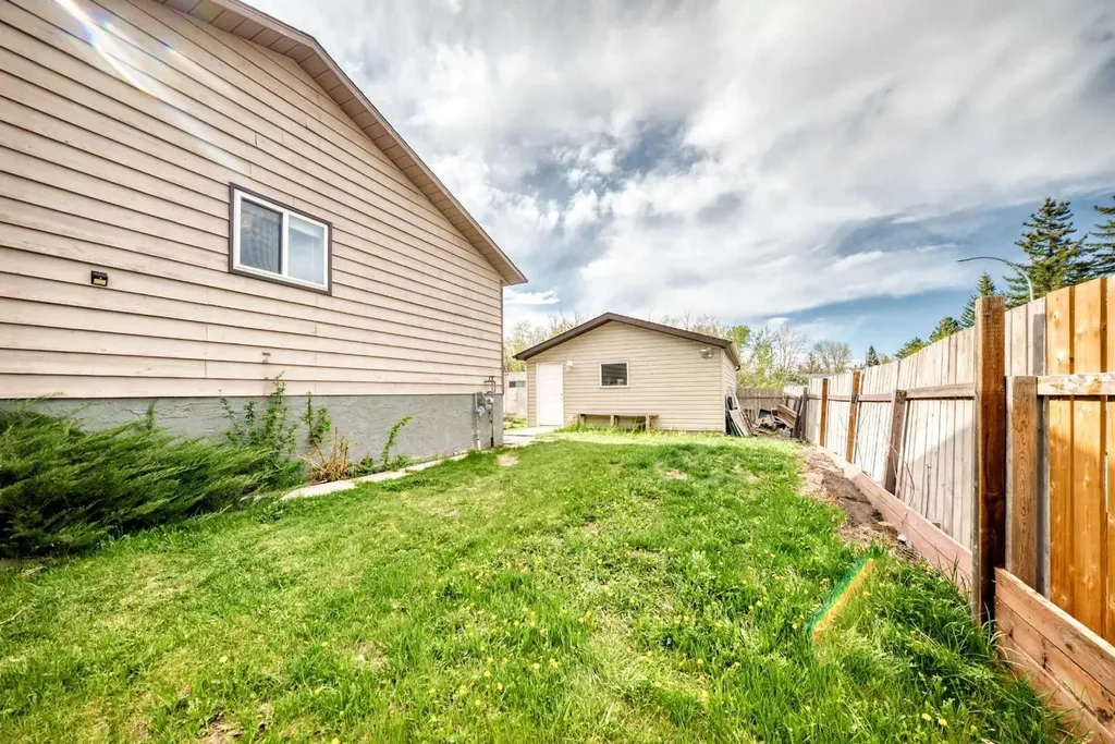 43 Mckenna Way SE Calgary AB T2Z 1X4