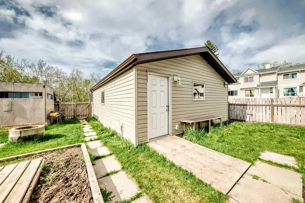43 Mckenna Way SE Calgary AB T2Z 1X4