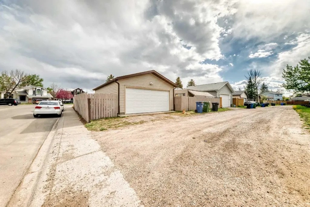 43 Mckenna Way SE Calgary AB T2Z 1X4