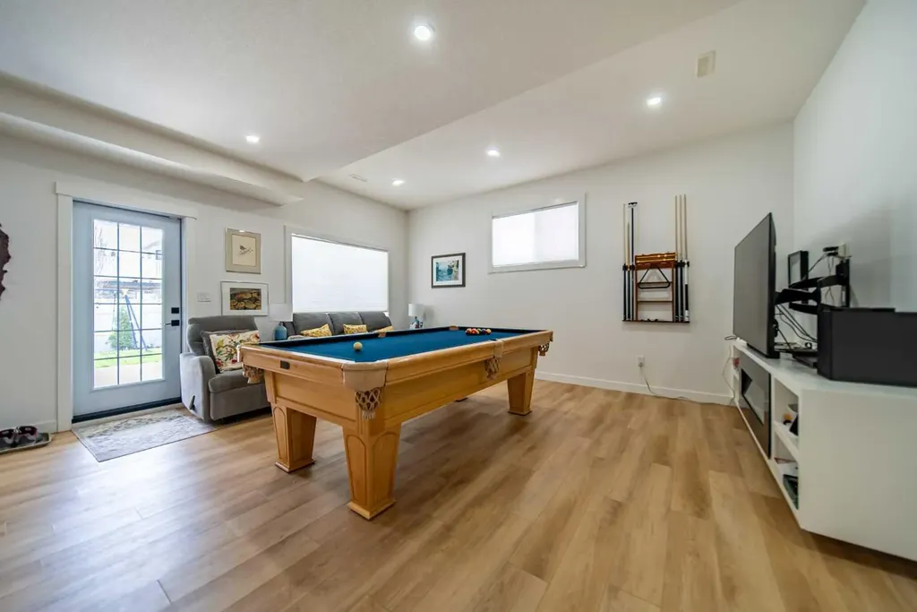 9 Scripps Landing NW Calgary AB T3L1V9