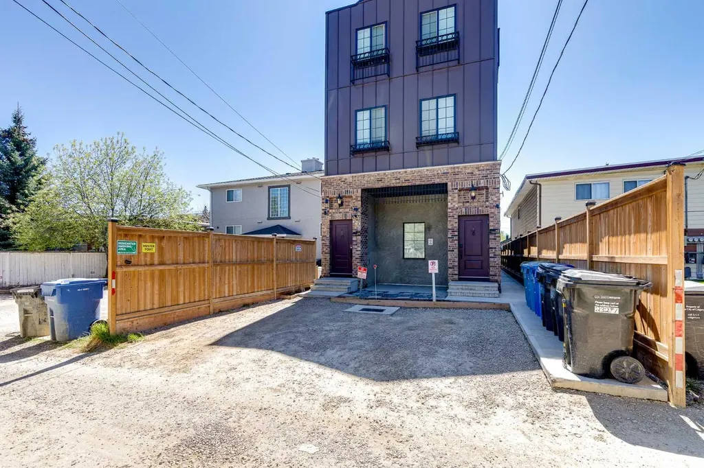 232 20 Avenue NE Calgary AB T2E 1P9