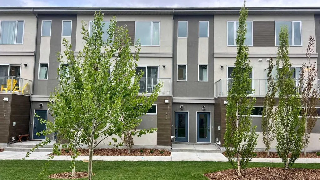 212 Shawnee Square SW Calgary AB T2Y 0T7